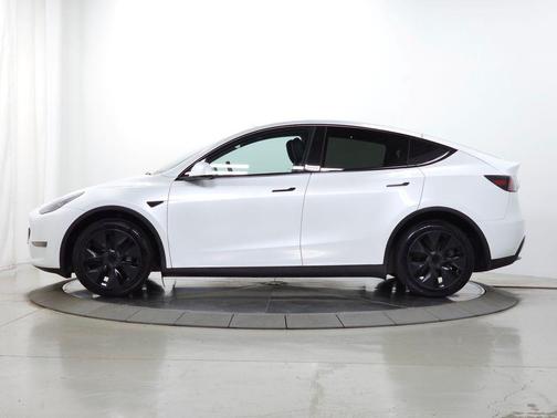 Pearl White Multi-Coat 2025 Tesla Model Y Long Range Dual Motor All-Wheel Drive