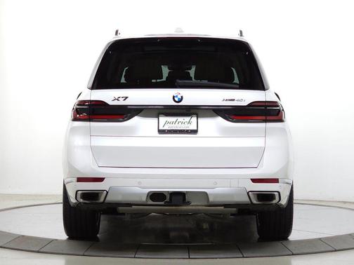 Mineral White Metallic 2024 BMW X7 xDrive40i