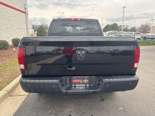Diamond Black Crystal Pearlcoat 2024 RAM 1500 Classic Warlock