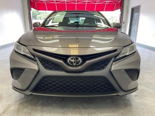 Photo 2 of 23 of 2020 Toyota Camry SE