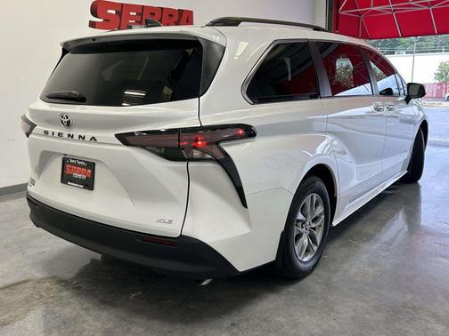 Wind Chill Pearl 2026 Toyota Sienna XLE
