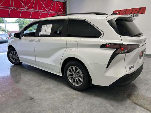 Wind Chill Pearl 2026 Toyota Sienna XLE