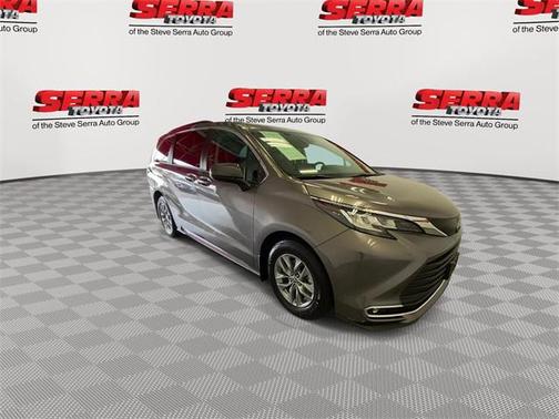 2022 Toyota Sienna XLE 8 Passenger
