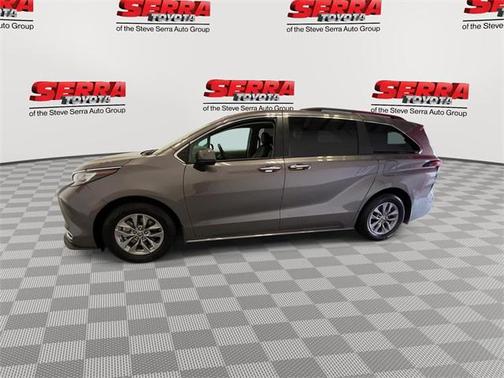 2022 Toyota Sienna XLE 8 Passenger