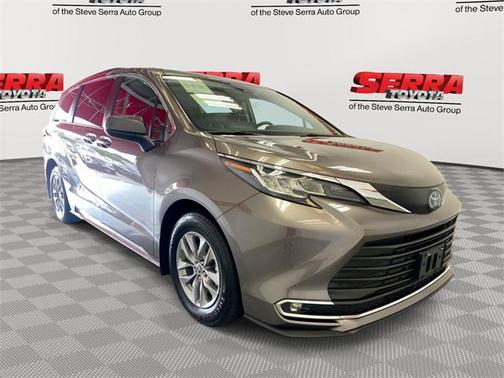 2022 Toyota Sienna XLE 8 Passenger