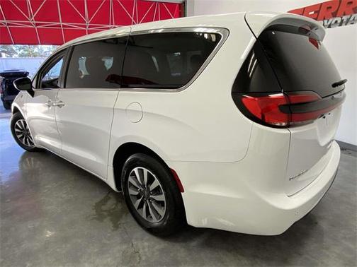 2024 Chrysler Pacifica Hybrid Select