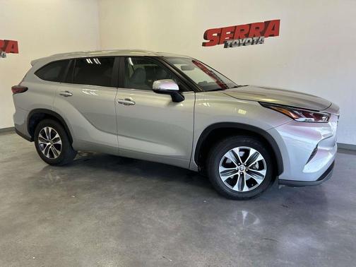 Celestial Silver Metallic 2024 Toyota Highlander XLE