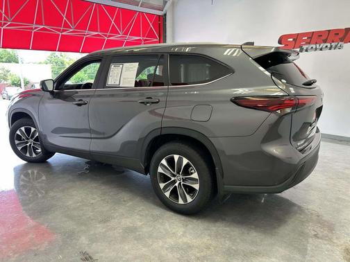Magnetic Gray Metallic 2024 Toyota Highlander XLE