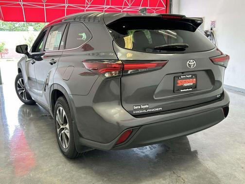 Magnetic Gray Metallic 2024 Toyota Highlander XLE