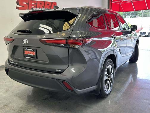 Magnetic Gray Metallic 2024 Toyota Highlander XLE