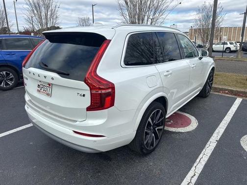 2022 Volvo XC90 T6 Momentum