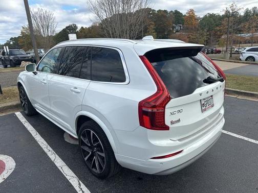2022 Volvo XC90 T6 Momentum