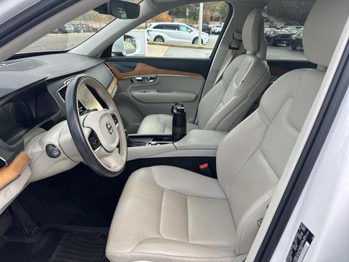 2022 Volvo XC90 T6 Momentum