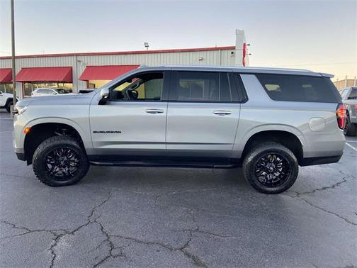 2023 Chevrolet Suburban LT