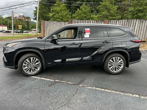Midnight Black Metallic 2026 Toyota Highlander Hybrid Platinum