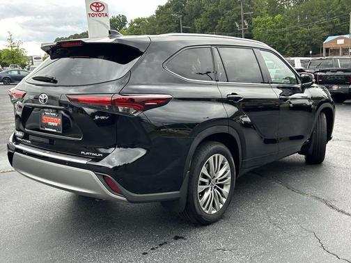Midnight Black Metallic 2026 Toyota Highlander Hybrid Platinum