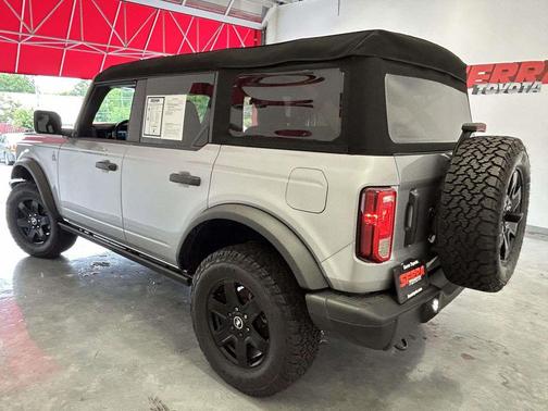 ICONIC SILVER METALLIC 2024 Ford Bronco Black Diamond