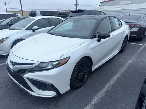 Wind Chill Pearl/Midnight Black Metallic 2024 Toyota Camry XSE