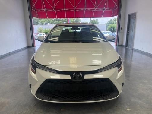 Photo 2 of 27 of 2020 Toyota Corolla LE
