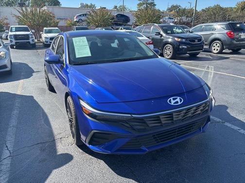 2025 Hyundai ELANTRA SE