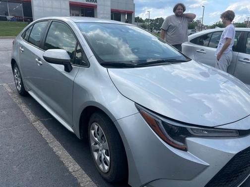 Photo 2 of 2 of 2021 Toyota Corolla LE