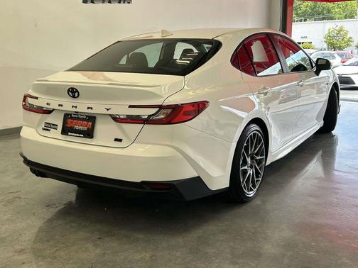 Ice Cap 2025 Toyota Camry SE
