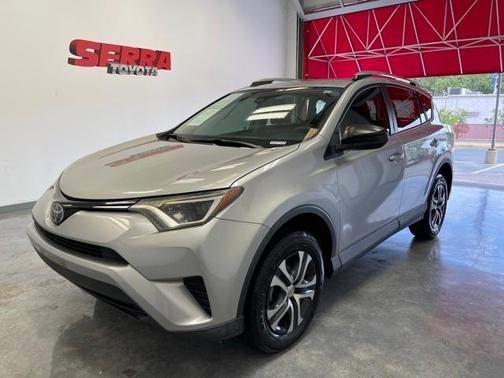 Photo 3 of 31 of 2017 Toyota RAV4 LE