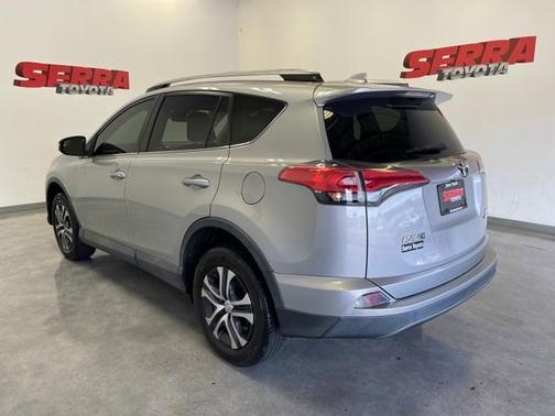 Photo 4 of 31 of 2017 Toyota RAV4 LE