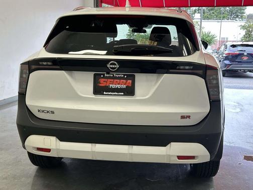 Aspen White Tricoat 2025 Nissan Kicks SR