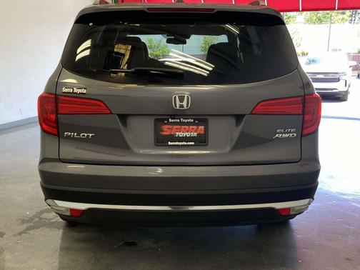 Modern Steel Metallic 2018 Honda Pilot Elite