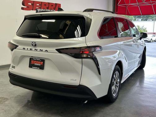 Wind Chill Pearl 2026 Toyota Sienna XLE