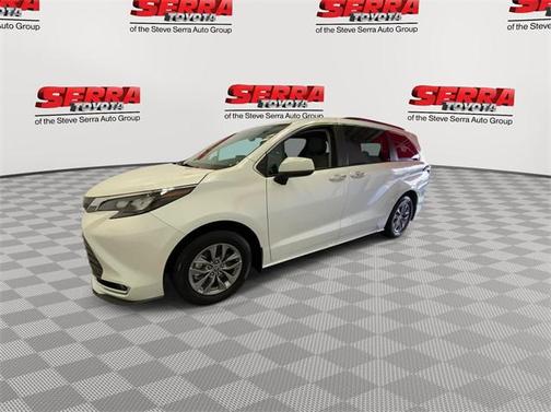 2024 Toyota Sienna XLE 8 Passenger