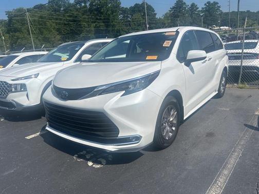 2024 Toyota Sienna XLE 8 Passenger