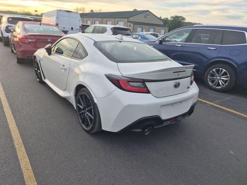 Halo 2023 Toyota GR86 Premium