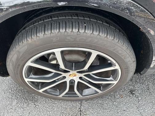 2023 Porsche Cayenne Platinum Edition