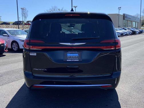 Diamond Black Crystal Pearlcoat 2024 Chrysler Pacifica Touring L