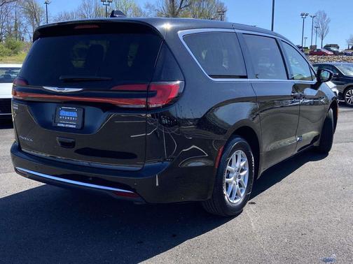 Diamond Black Crystal Pearlcoat 2024 Chrysler Pacifica Touring L
