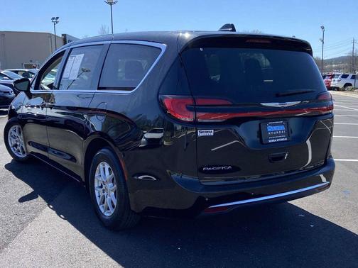Diamond Black Crystal Pearlcoat 2024 Chrysler Pacifica Touring L
