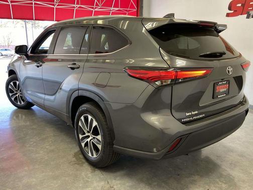 Magnetic Gray Metallic 2023 Toyota Highlander XLE