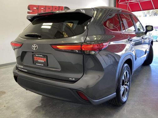 Magnetic Gray Metallic 2023 Toyota Highlander XLE