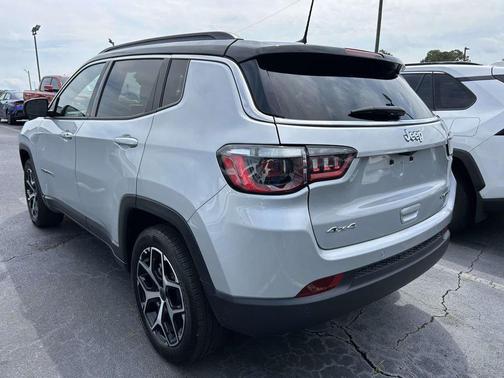 Silver Zynith Metallic Clearcoat 2025 Jeep Compass Limited