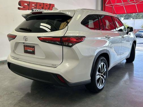 Wind Chill Pearl 2022 Toyota Highlander XLE