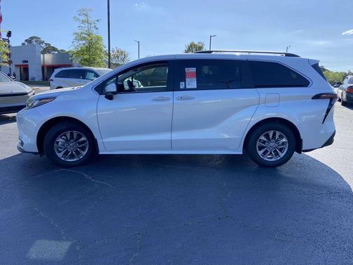 Wind Chill Pearl 2026 Toyota Sienna XLE