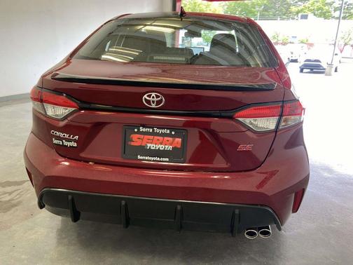 Ruby Flare Pearl/Midnight Black Metallic 2026 Toyota Corolla SE