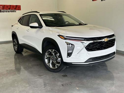 Summit White 2025 Chevrolet Trax LT
