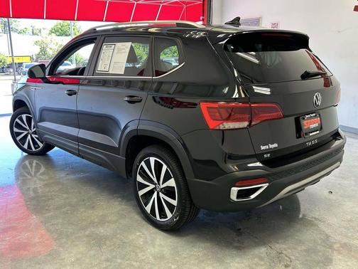 Deep Black Pearl 2024 Volkswagen Taos 1.5T SE