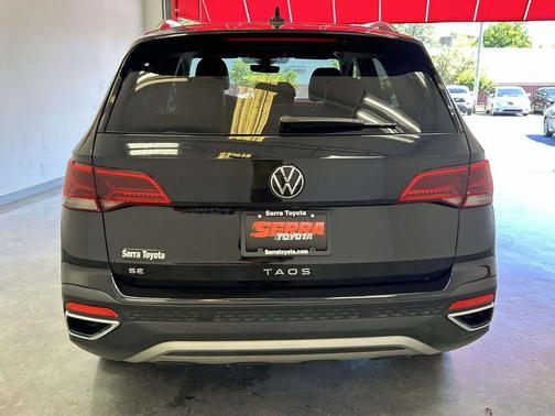 Deep Black Pearl 2024 Volkswagen Taos 1.5T SE
