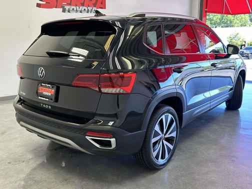 Deep Black Pearl 2024 Volkswagen Taos 1.5T SE