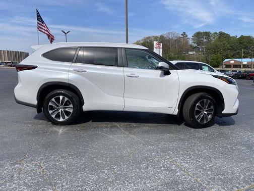 Wind Chill Pearl 2026 Toyota Highlander Hybrid XLE