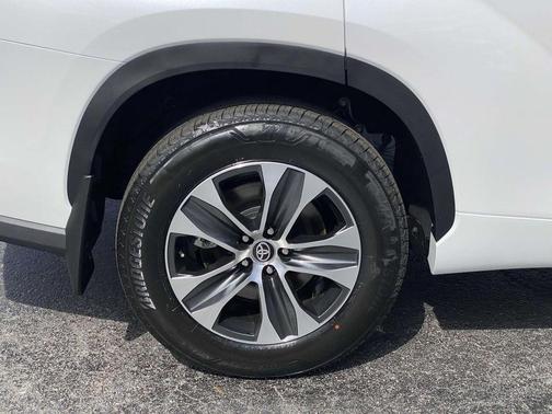 Wind Chill Pearl 2026 Toyota Highlander Hybrid XLE